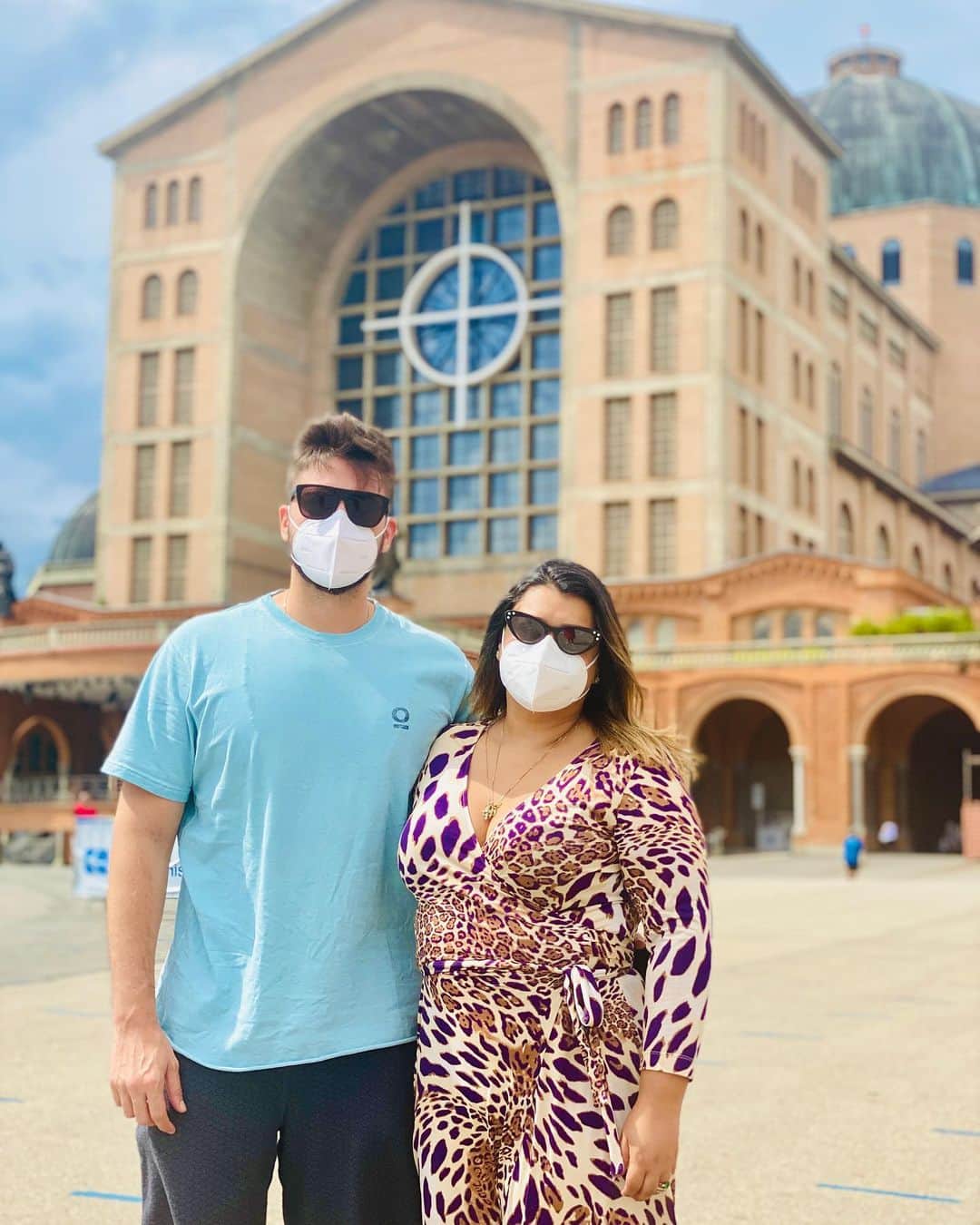 のインスタグラム：「Viemos ver nossa mãezinha, optamos por não entrar na Basílica e rezamos do lado de fora mesmo, sei que ela entende e aceita nossa atitude e sabe que meu amor por ela é infinito!!! Hoje pude agradecer o nascimento de minhas sobrinhas Pina e Roma e agradecer ela por ter estado ao lado da minha cunhada @mariapinkus que foi uma guerreira e trouxe ao mundo nossas caçulas tão amadas !!! Parabéns papai @josegilm amo vocês e estou aqui pra o que precisarem sempre !! Parabéns vovós @floragil_ e @gilbertogil essa nossa família é abençoada demais !!! Rezei também pela alma do meu amigo Daniel que partiu ontem!!! Rezei pelo nosso País pelos enfermos pelos que já se foram pelas famílias e rezei pra que saia logo essa tão esperada Vacina !! #nossasenhoraaparecida #padroeiradobrasil」