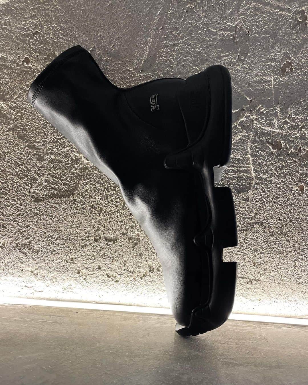 のインスタグラム：「The AIR Revive in total black is back in full-size range. The stretch faux leather upper gives the ultimate comfort and the unique AIR sole gives an extraness to the style. Get yours at Farfetch.com. #swearlondon⁠⠀ ⁠⠀ Orders for made to order footwear placed between the 20th of November and the 15th of January will be shipped in 6 weeks.」