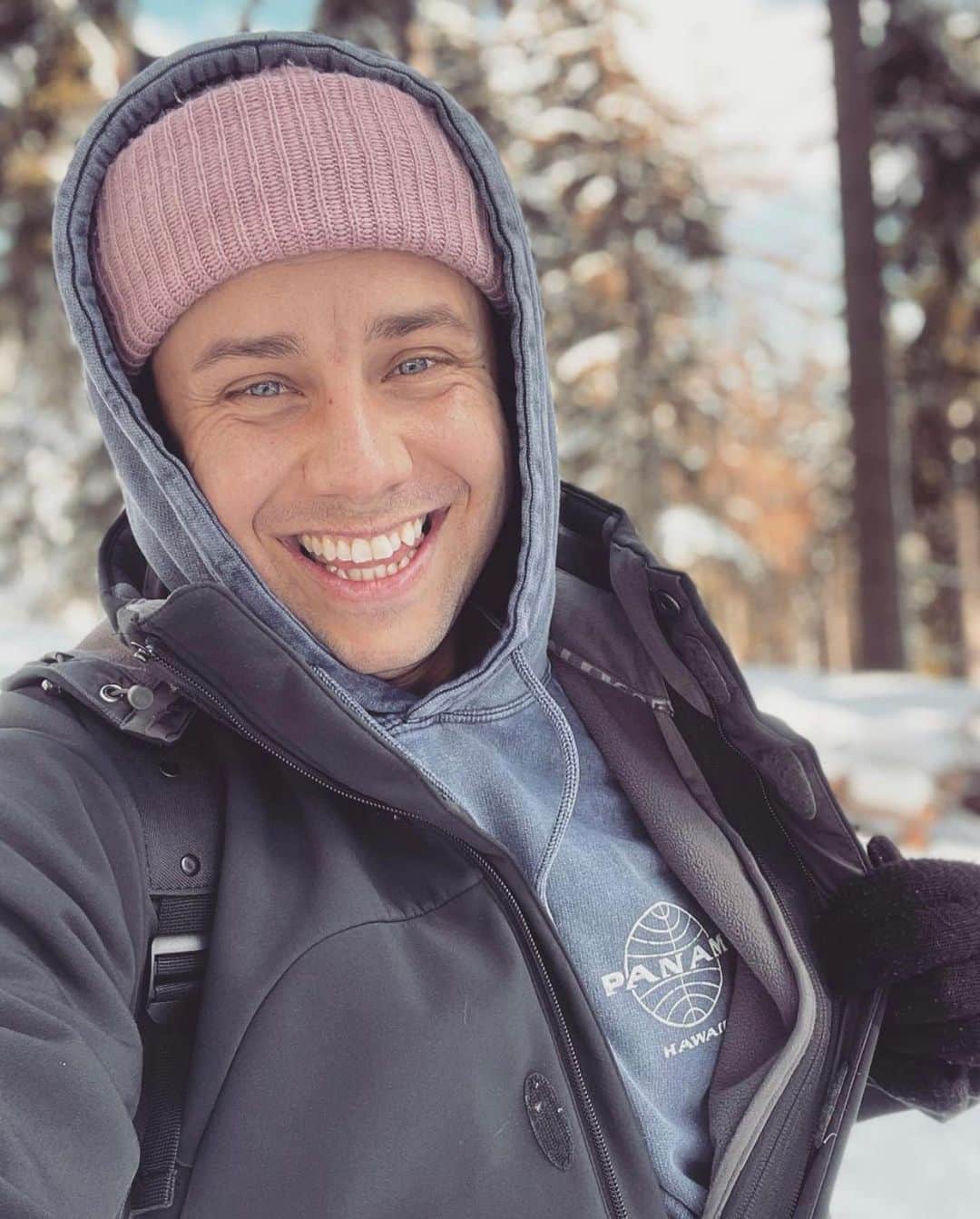 マリブシャツのインスタグラム：「@grandegrubaer in the PAN AM Globe Raglan Vintage Hoodie 🌐 #repost #malibushirts #panam #vintage #malibu #hoodie #sweatshirt」