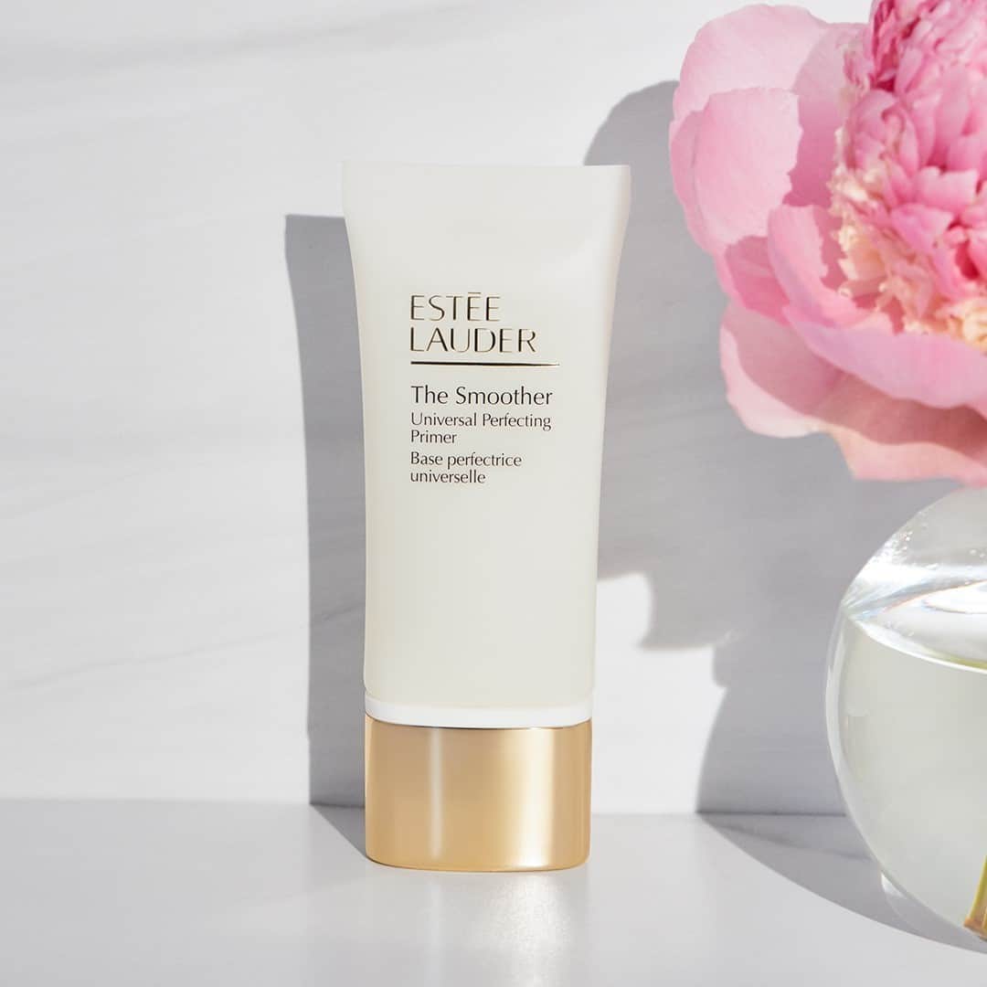 エスティローダーのインスタグラム：「But first, primer! 😉 Prep your skin for the ultimate makeup application with The Smoother. This #primer leaves your skin with an even texture so you can start the new year with flawless makeup looks. 💖」