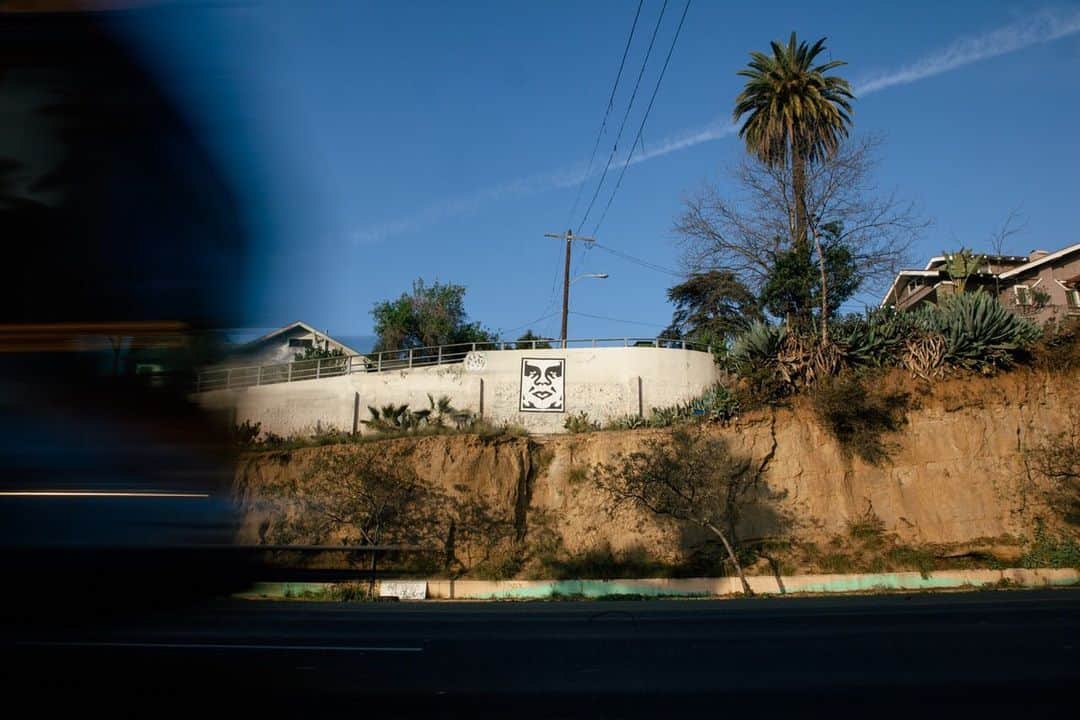 Shepard Faireyのインスタグラム：「Street shot by @jonathanfurlong, captured in Los Angeles. -S」