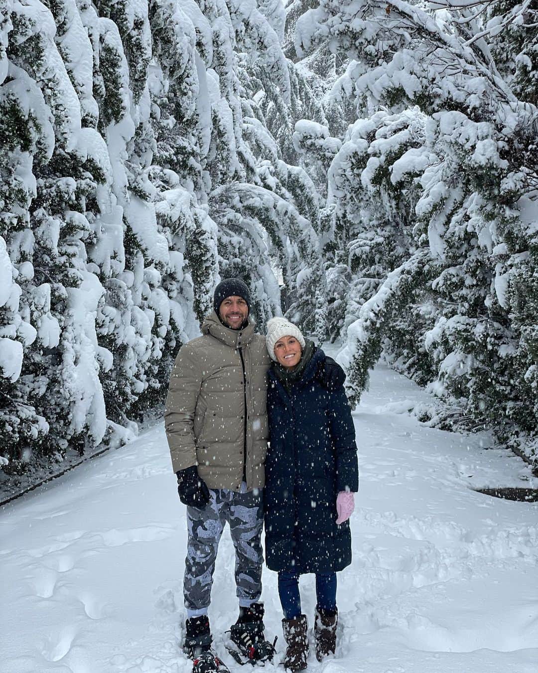 フェルナンド・ベルダスコのインスタグラム：「Paseito de felicidad @anaboyer  😋☃️❄️」