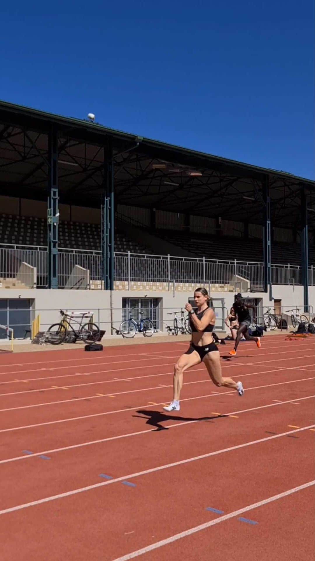 ラウラ・デ・ウィットのインスタグラム：「Step by step, literally 😝」
