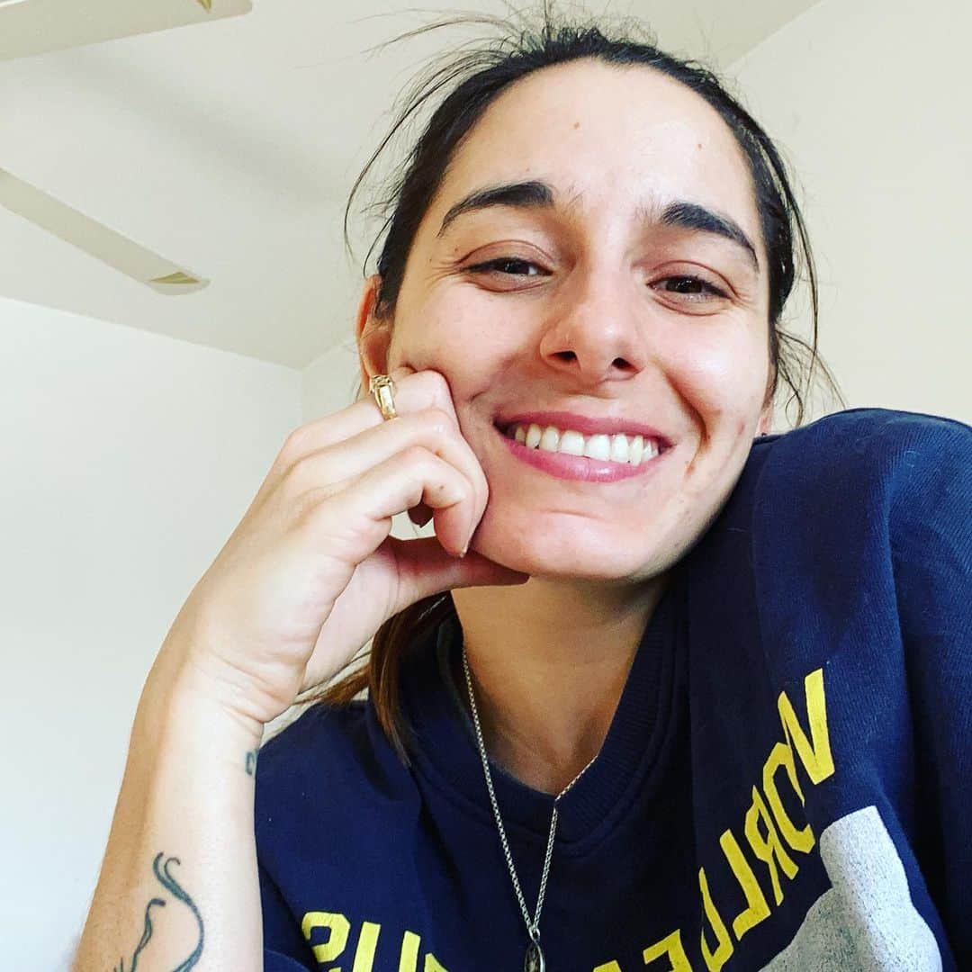 パメラ・ウェアのインスタグラム：「✨What are your plans for this weekend for the new lockdown???✨ Mine are cleaning alottttt and just relaxing😃😃 • #covid_19 #lockdown #quarantine  #quarantinelife #smile #tattoo #messyhairdontcare #allnatural #nomakeup」