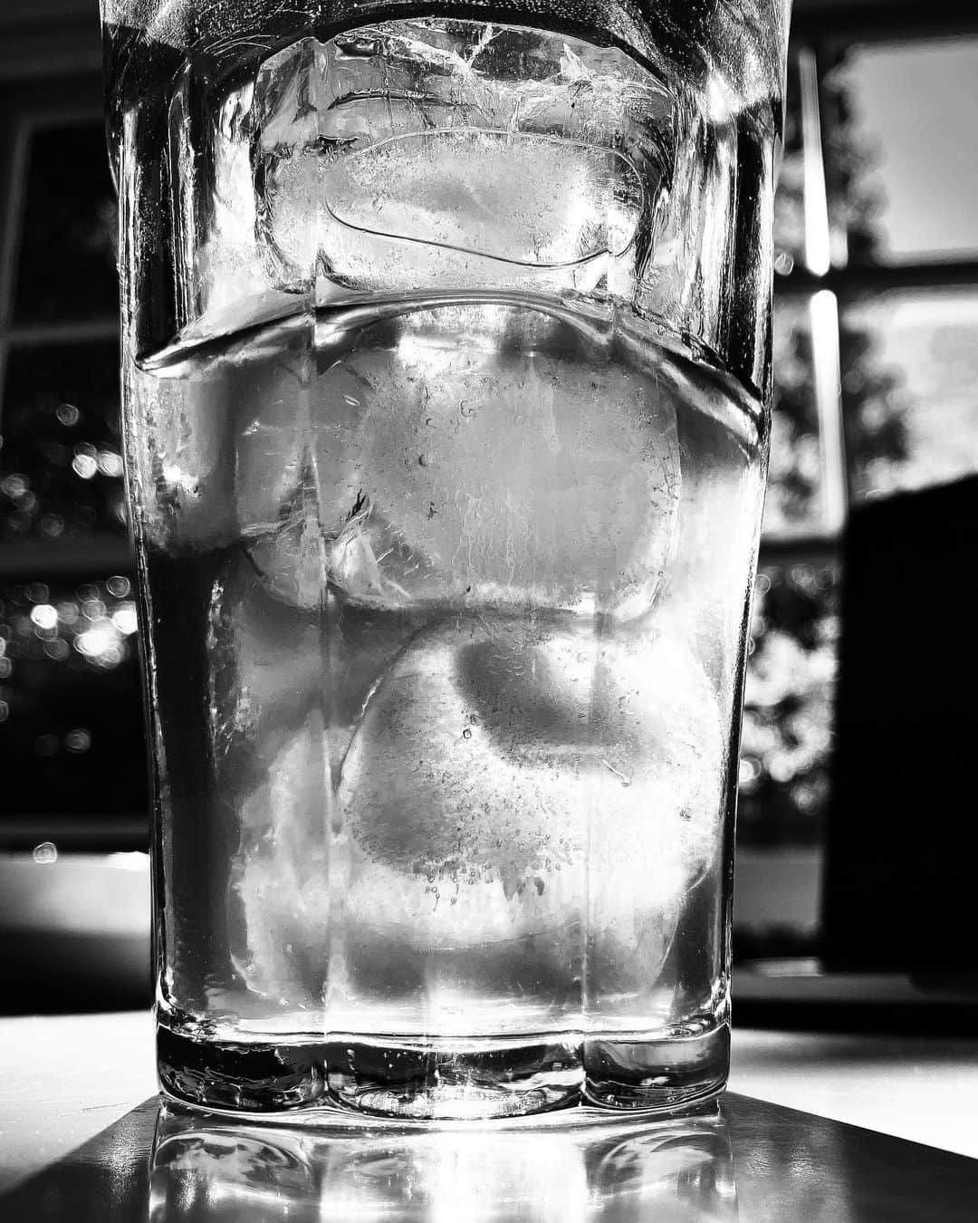 アダム・シャピロのインスタグラム：「Cold brew in black & white」