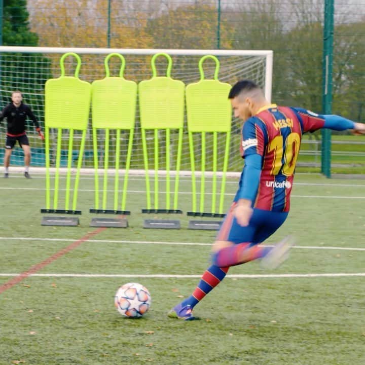 F2Freestylersのインスタグラム：「Another @leomessi free kick tonight! 🐐⚽️」