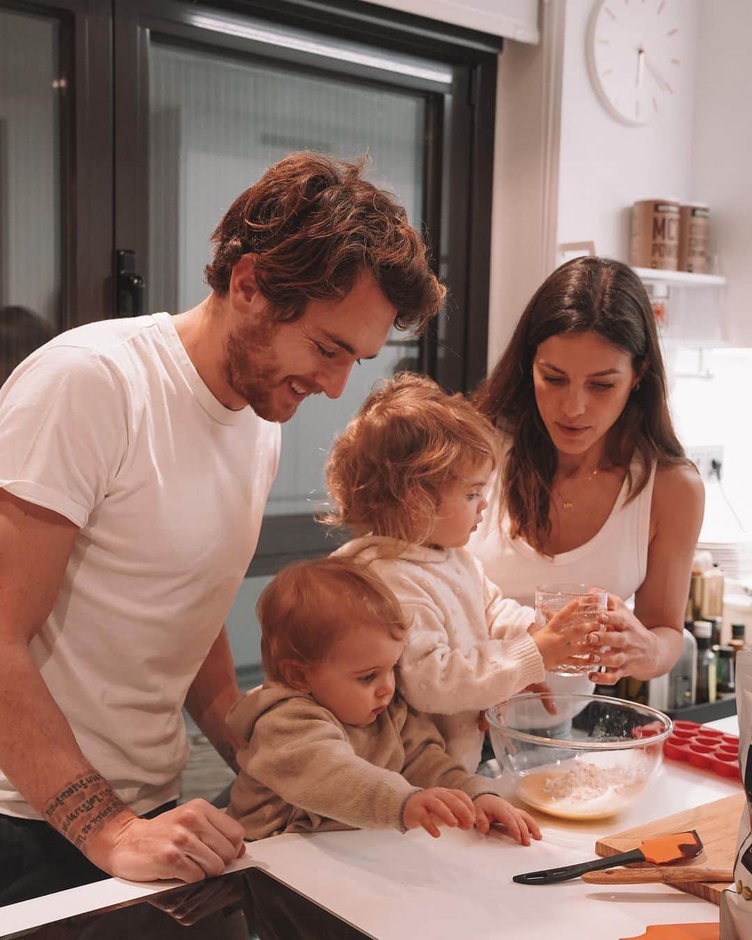 イバイ・ゴメスのインスタグラム：「¿Podríamos tener mejores ayudantes de cocina? 🍳🧁  ¡IMPOSIBLE! ¿Verdad @ingridbetancor ?🙈❤️」