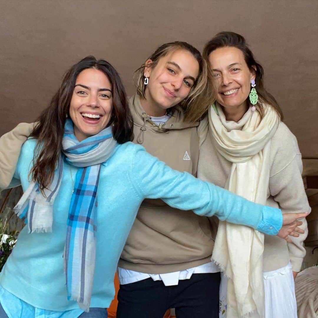 ロレンザ・イゾのインスタグラム：「Porque madre hay una sola, y nosotras tenemos a la mejor @rositaparsons feliz cumpleaños a la Wonder Woman que es mi mamá ❤️」