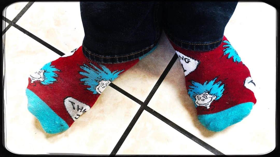 マイケル・トレイナーのインスタグラム：「#TraynorTip: 2,673 — Wear fun socks. It helps. #LifeHacks」
