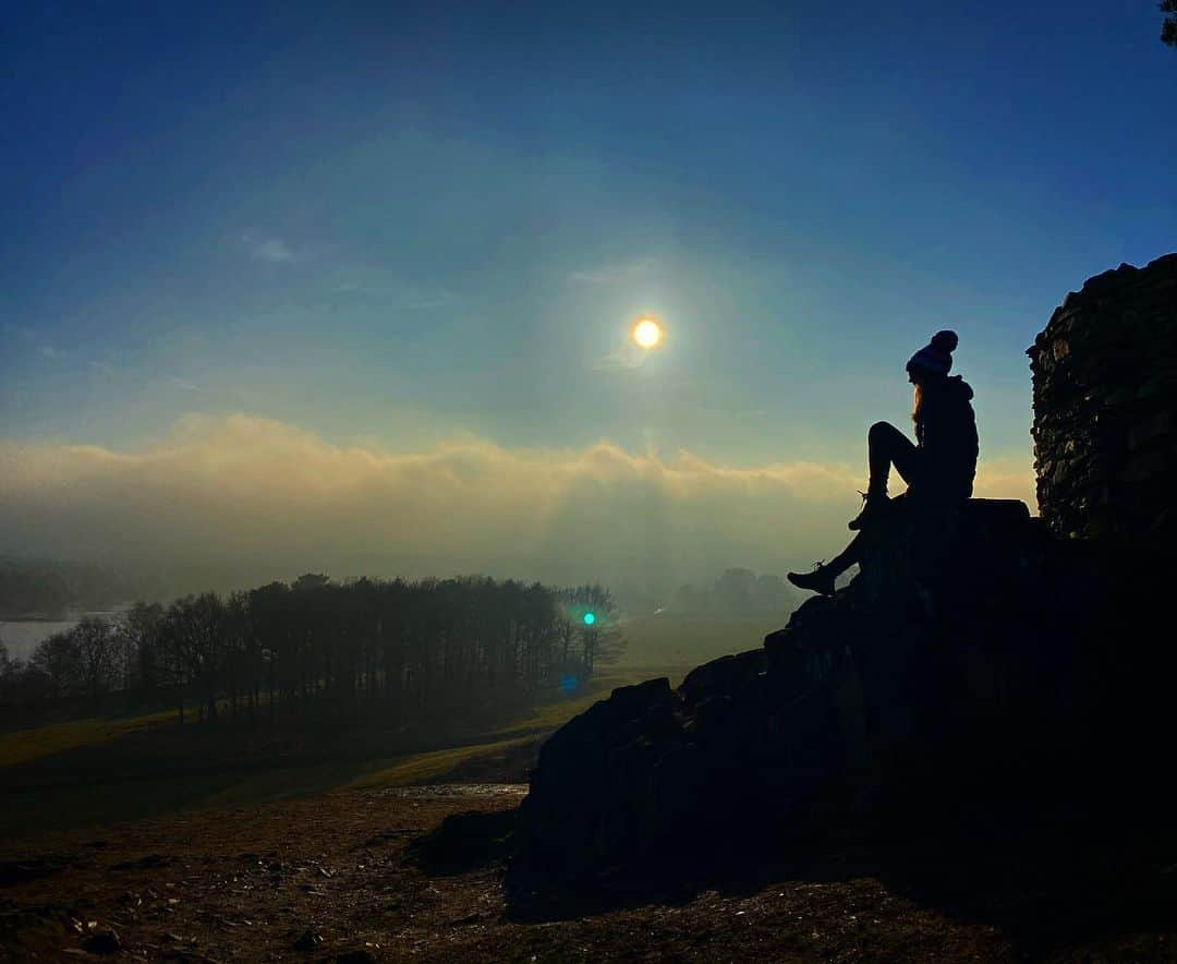 リアム・タンコックさんのインスタグラム写真 - (リアム・タンコックInstagram)「A beautiful cold crisp day, perfect for a walk with @caitmcclatchey ☀️ So good to have this on our doorstep @bradgate_park_trust」1月10日 4時33分 - liamtancock