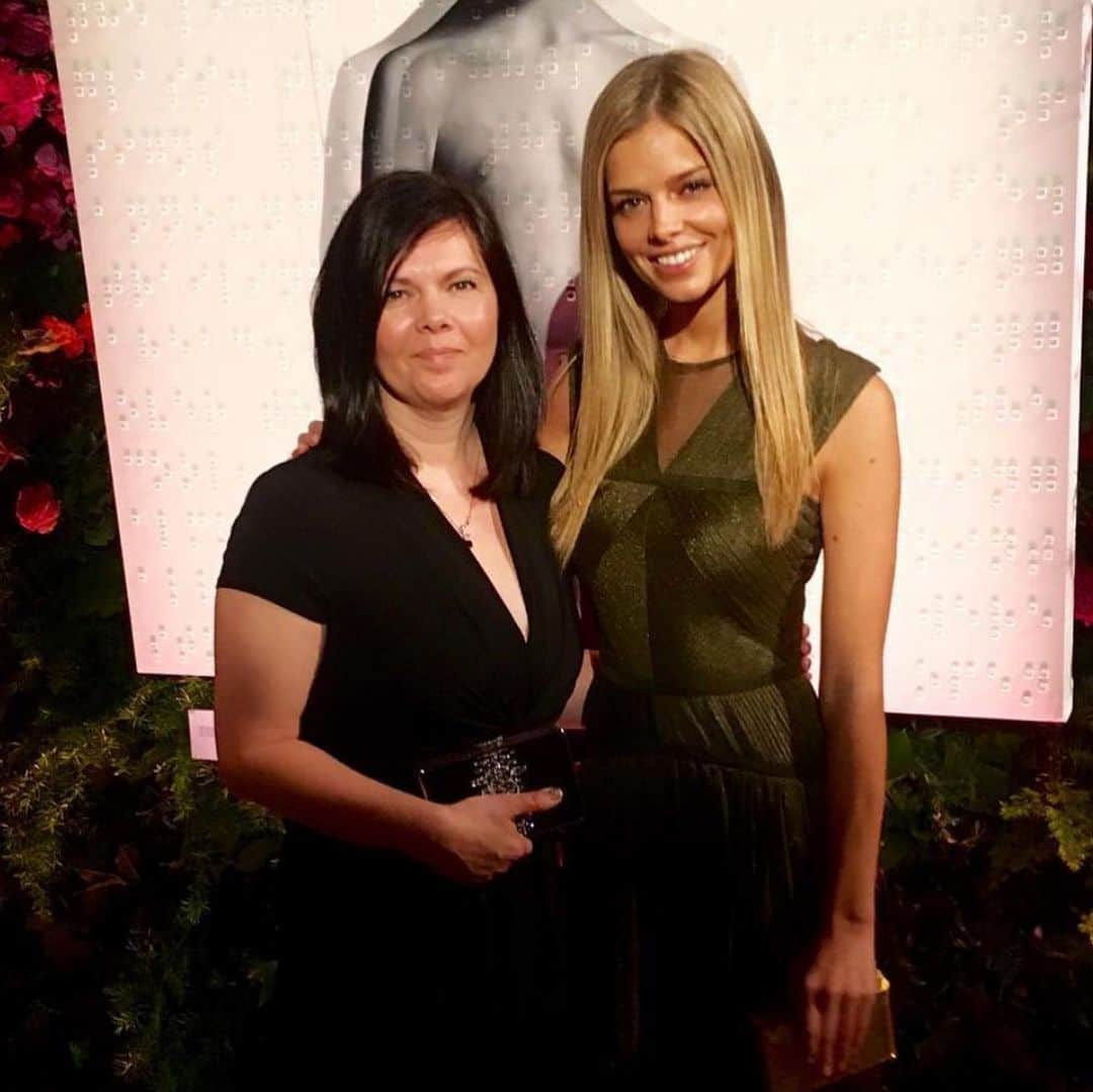 ダニエル・クヌッドソンのインスタグラム：「✨🎶 I got it from my momma🎶✨ HAPPY BIRTHDAY TO MY BEAUTIFUL MOTHER 👑@mommatytgat 👑 You are the strongest kindest most amazing person and I am so proud to call you my mom ❤️LOVE YOU MORE ❤️」