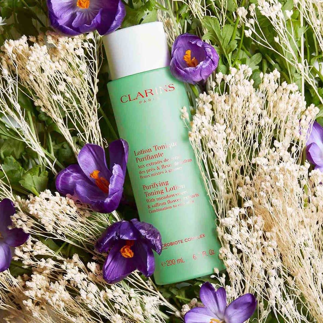 CLARINSさんのインスタグラム写真 - (CLARINSInstagram)「🌿💧Purifying Toning Lotion hydrates, balances, and de-shines combination or oily skin🌿💧  With 🌿Witch Hazel and Organic 🌸Meadowsweet extracts it gently tones and hydrates combination to oily skin leaving it soft, shine-free, and refined.   And it smells amazing! With fruity-floral notes of 🍋 Citrus, Blackcurrant, 🍑 Peach Rose, 🌸Peony, Jasmine, White Musk, Amber, and Violet.   Formulated with our exclusive Microbiote Complex to balance your skin's microbiota. Colorant- and alcohol-free.  #clarins #clarinscleanse #clarinsskincare  #skincare #toner #selfcare」1月10日 4時36分 - clarinsusa