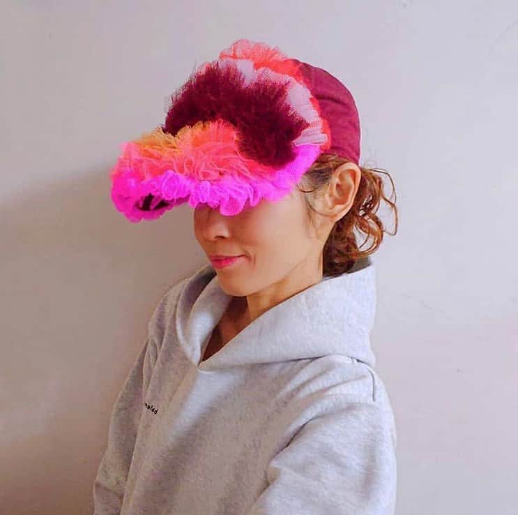 バーンストックスピアーズのインスタグラム：「Zing! @bonjourpoupee looking AMAZING in her Ruffle Cap. 🌈 💄」