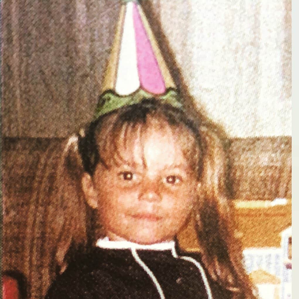 アンジー・マルチネスのインスタグラム：「its a real one’s born day! 🤪🥳 feeling blessed. loved. and deeply grateful.  appreciate all 881k+ of yall! 😘❤️」
