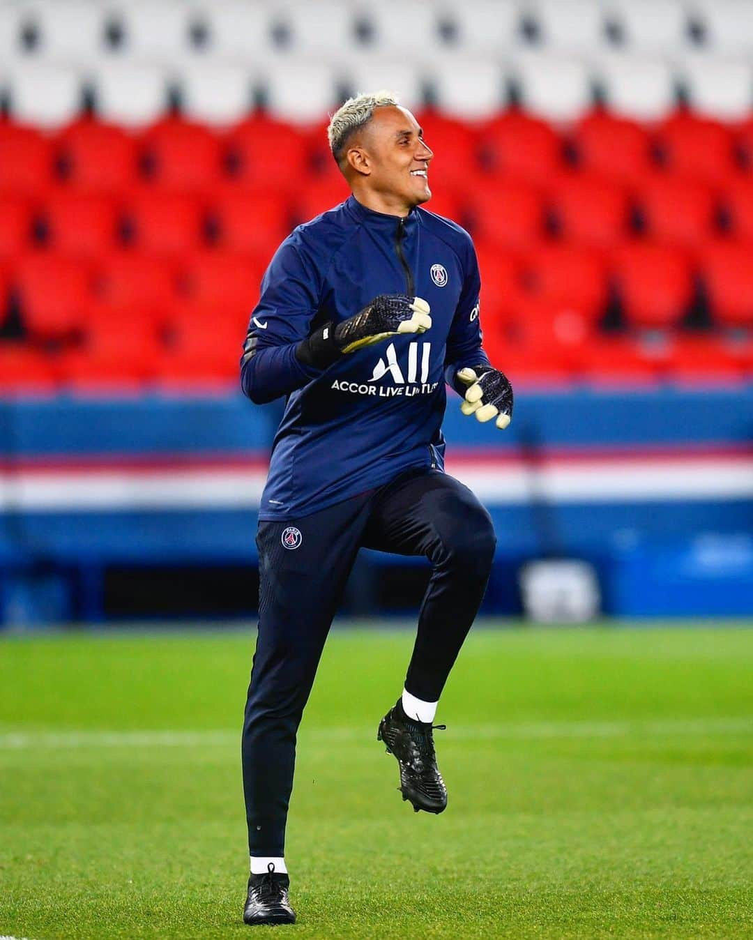 パリ・サンジェルマンFCさんのインスタグラム写真 - (パリ・サンジェルマンFCInstagram)「🏟🧤 Grande @keylornavas1 . #PSGSB29 #ICICESTPARIS #AllezParis #PSG #Navas #Football #Ligue1」1月10日 4時47分 - psg