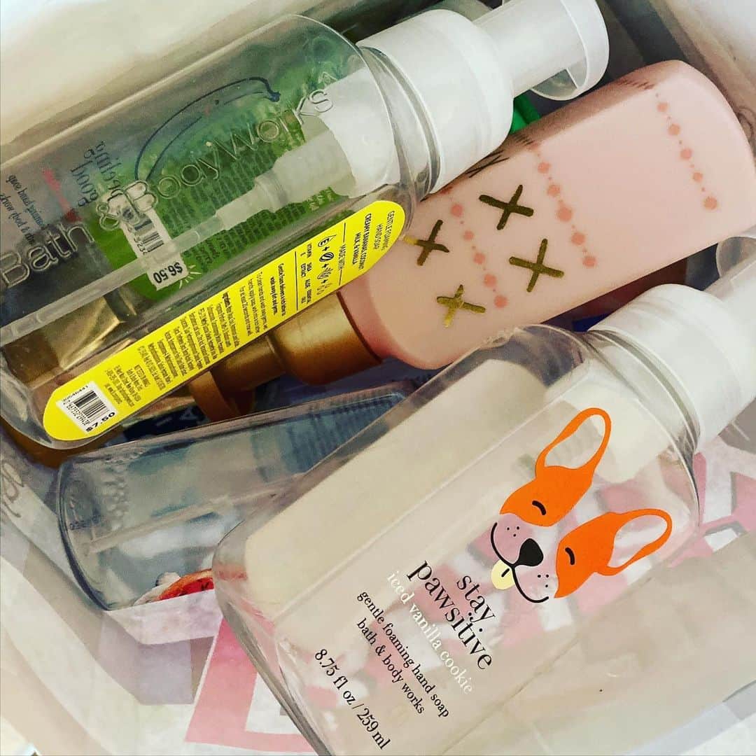 Bath & Body Worksさんのインスタグラム写真 - (Bath & Body WorksInstagram)「📣 New Year DIY Project! 📣 Head to Stories to watch 🎥 & learn how to upcycle your empty 2020 Hand Soaps! Got more upcycle tips? Share with us in the comments! 👇」1月10日 5時01分 - bathandbodyworks