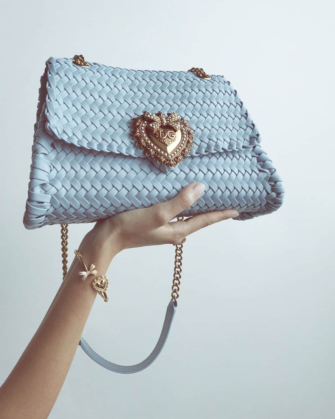 ドルチェ&ガッバーナさんのインスタグラム写真 - (ドルチェ&ガッバーナInstagram)「The Power Pastel collection takes form in a selection of colourful accessories.  Discover the light blue braided #DGDevotionBag.    Shop the #DolceGabbana bags at the link in bio.」1月10日 5時00分 - dolcegabbana