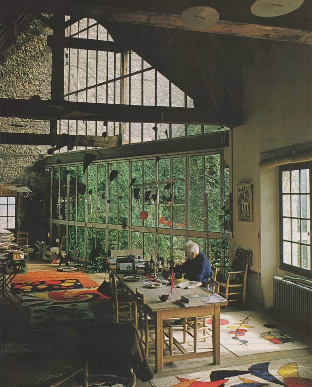 スティーブンアランのインスタグラム：「Alexander Calder in his home, 1981. Via @elegantheater」