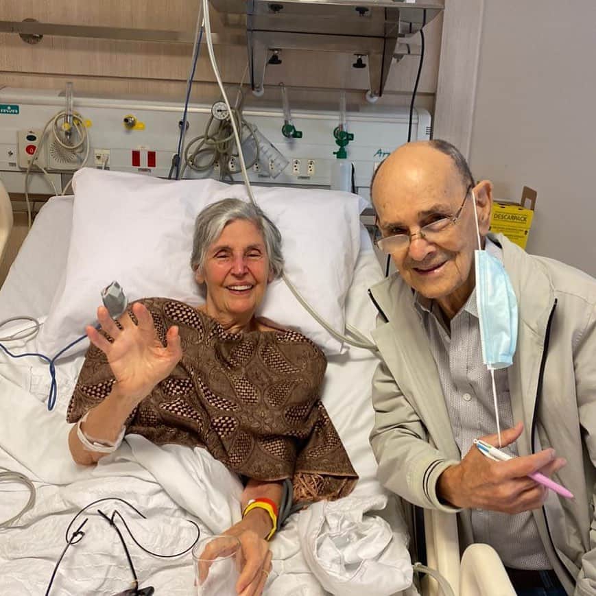 ファチマ・ベルナルデスのインスタグラム：「Minha mãe deu um susto na gente com uma queda, precisou operar, mas depois da cirurgia não teve mais dor. Nem parece que ainda ontem estava no centro cirúrgico. Minha gratidão a esses profissionais da saúde que parecem fazer mágica com as mãos. Nada de culpar 2021, hein. A queda ainda foi em 2020. Devemos continuar esperançosos num ano melhor. #gratidao」