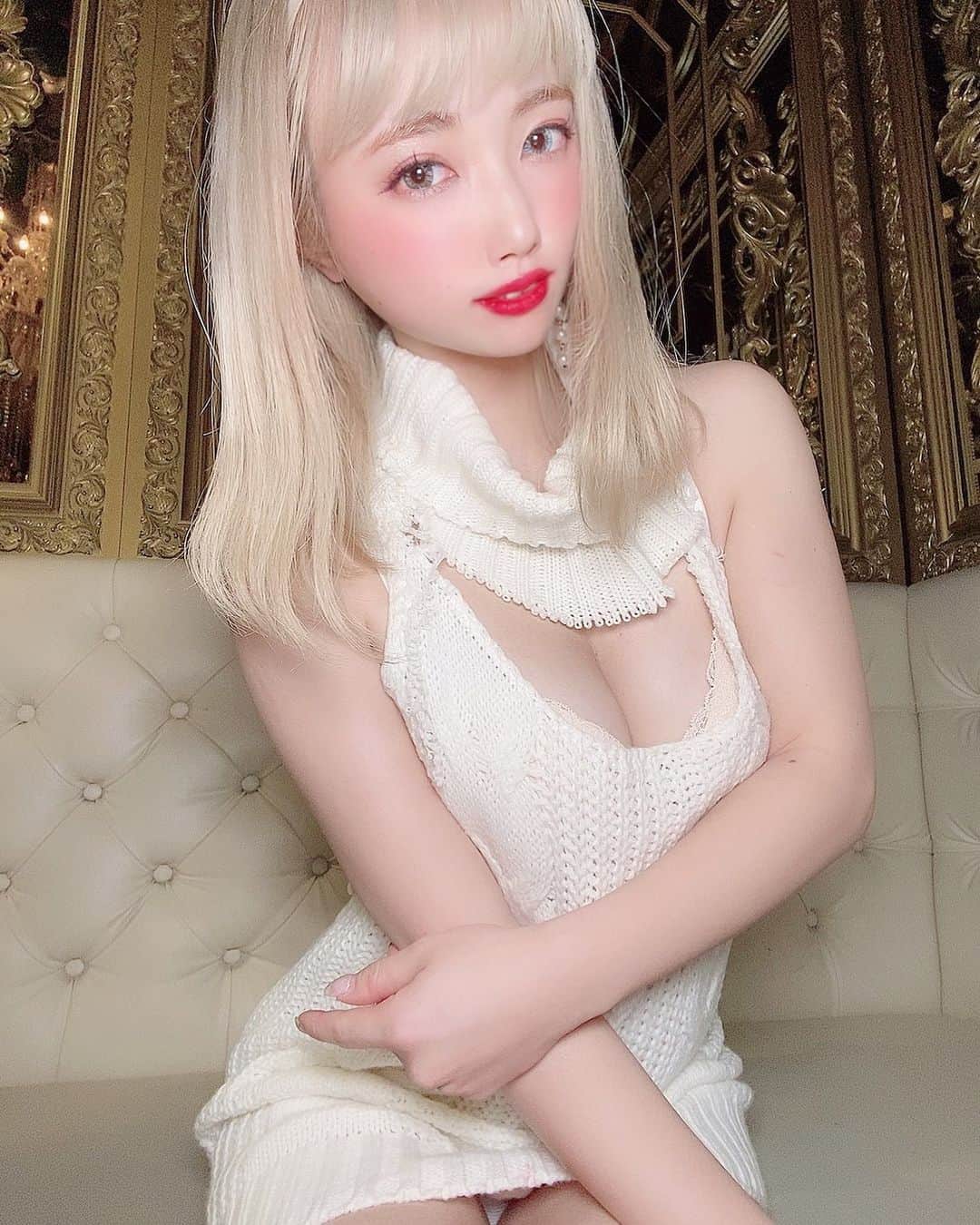 yokoのインスタグラム：「. エリーさんに白ニット1番似合うって 言われたのでとっても幸せです🤍🤍🤍 . .  . . . . . . . . . . . . . . #童貞を殺すニット #セクシーニット #エンタメ活動を止めない #アジア一のエンターテインメント #burlesque#burlesque lesquetokyo#バーレスク東京#ダンサー#透明少女#model#hairmake#makeup#love#ootd#fashion#instagood#instalike#instafashion#tokyo#white #오오티디‭#셀카#메이크업#머리스타그램 #お洒落さんと繋がりたい#カメラ好きな人と繋がりたい#モデル#東京」