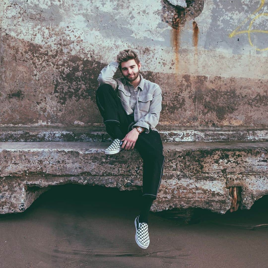 ジャック・グリフォーのインスタグラム：「I got my new vans very sandy for this.」