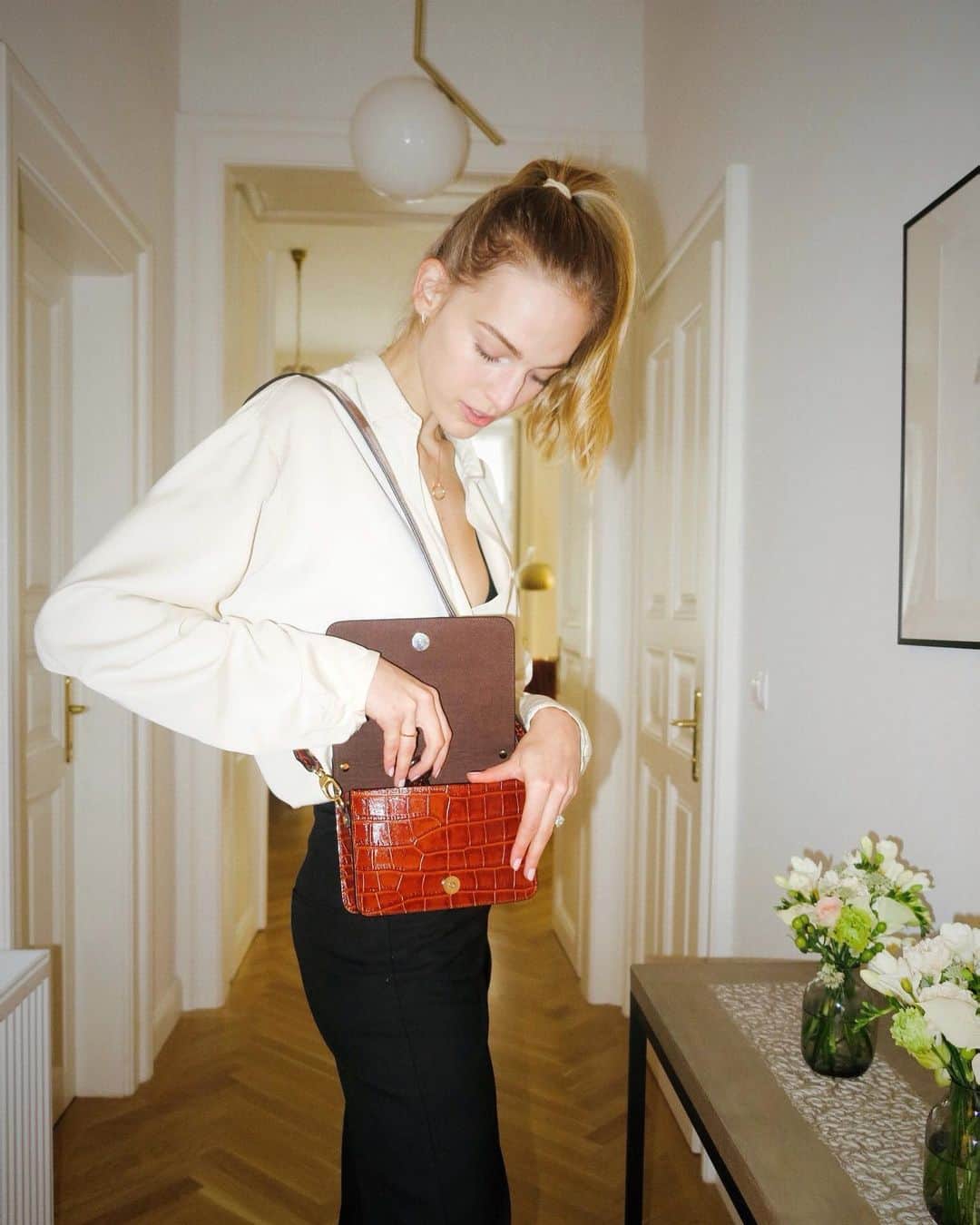 ヴァネッサ・アクセンテのインスタグラム：「Packing light 🧳」