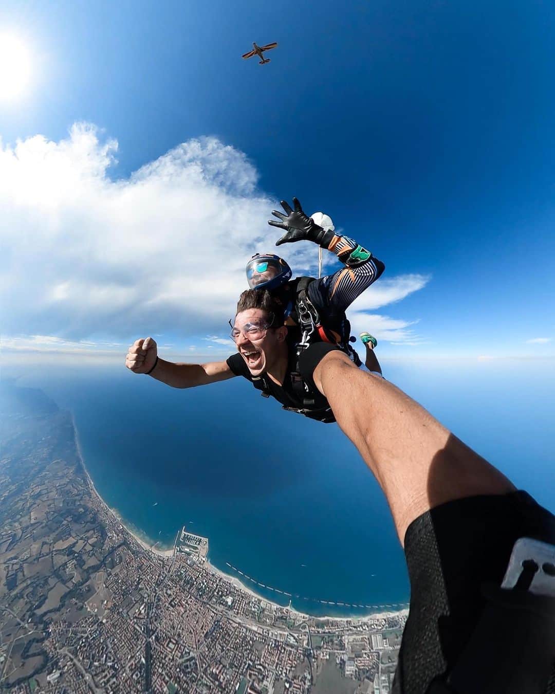 goproさんのインスタグラム写真 - (goproInstagram)「Photo of the Day: That weekend energy 🤪🪂 @leonardoquagliani + #GoProMAX ⠀⠀⠀⠀⠀⠀⠀⠀⠀ @goproit #GoProIT #GoPro #Skydiving #Selfie」1月10日 5時24分 - gopro