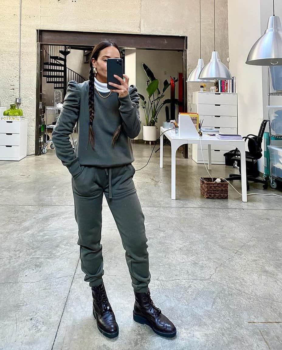 レベッカミンコフのインスタグラム：「How cute is @sophielopez in our sweatsuit 😱😍」