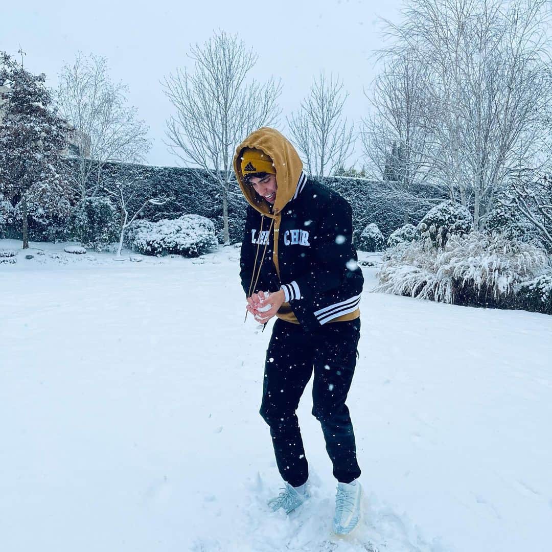 ジョアン・フェリックスさんのインスタグラム写真 - (ジョアン・フェリックスInstagram)「Snowing in my backyard ❄️」1月10日 5時29分 - joaofelix79