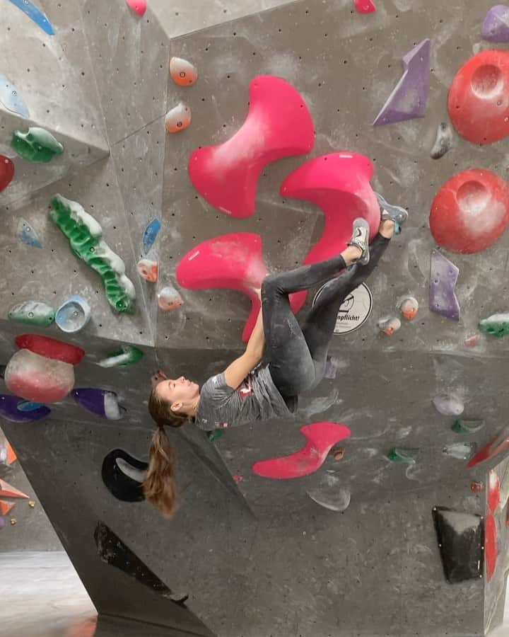 ユリア・フィシェルのインスタグラム：「Did someone say toehook? 😍😅 intended double dyno didn't work... 🤷🏻‍♀️ but this clock seems to be even better 💎 #allaround @scarpa_at Drago LV definitely helping me out on that toehook 👑 🎥: @mattea.poetzi」