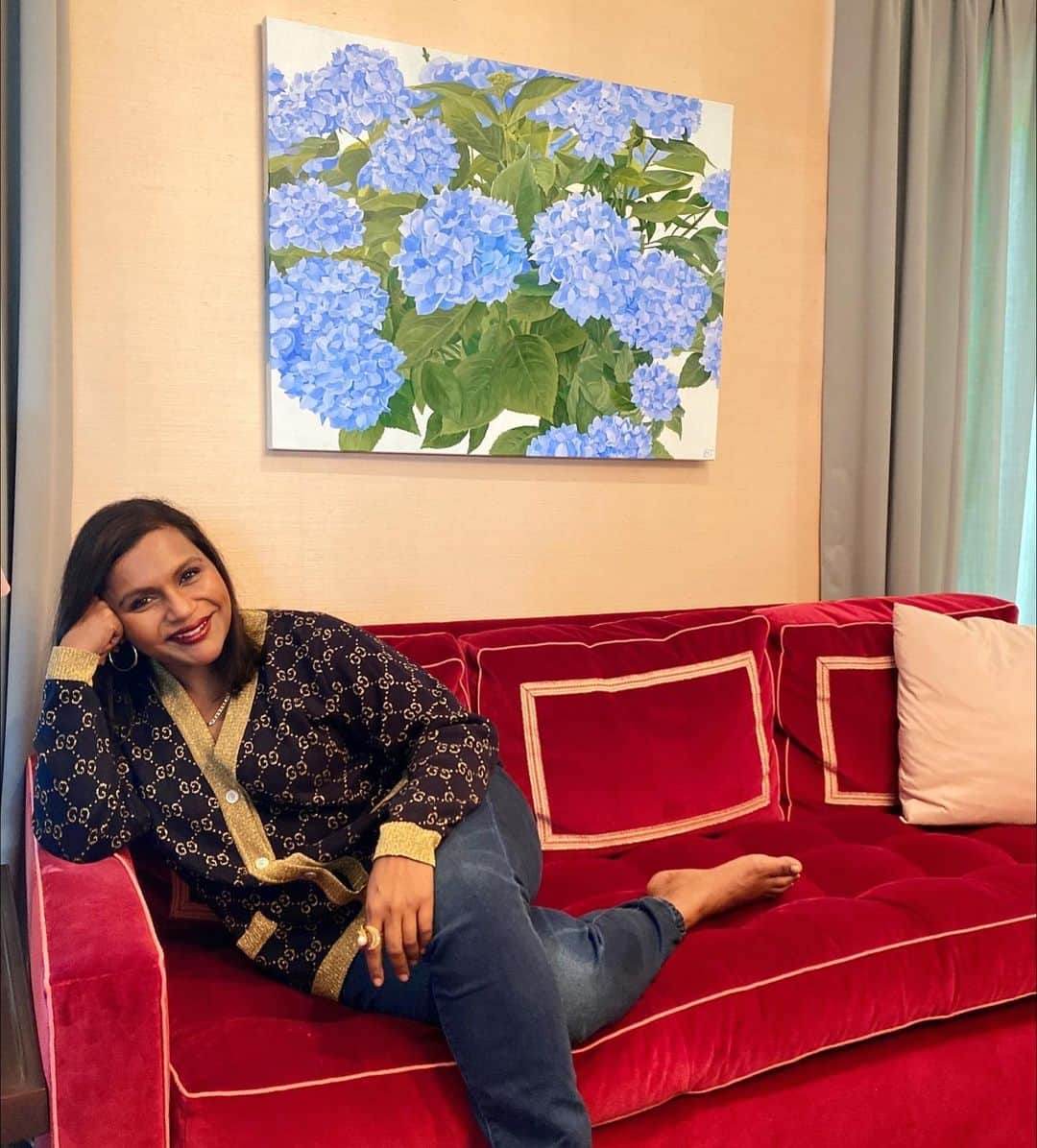 ミンディ・カリングのインスタグラム：「This painting brightened my mood so I hope it brightens yours. Love to support female artists @paintandpetals」