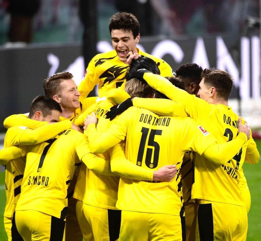 マッツ・フメルスのインスタグラム：「Just love to see this....🖤💛」