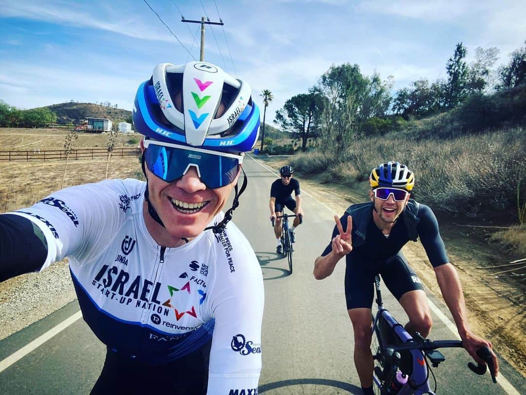 クリス・フルームのインスタグラム：「It’s been a while since I’ve posted a riding selfie so here you go 😆📸 me」