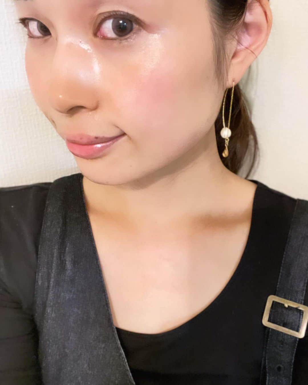 三佐和あやさんのインスタグラム写真 - (三佐和あやInstagram)「お待たせしました！後半レポ②です！  LED美顔器“プリケア”  @flow.yakuhin   簡単に言うと、﻿ 赤いLEDがシワ改善効果。﻿ 黄色いLEDがシミ改善効果です﻿ ﻿ 効果を高めるセル・プリケア（美容液）も セットでついていて 、合わせ技レポです𓍯 動画みてね😀  ▶︎プリケア（美顔器）だけでも効果あって、わたしもシミが薄くなったんだけど、  さらに効果を高める セル・プリケアを同時に使うメリットについてまとめてます〜  化粧水▶︎プリケア▶︎セル・プリケア をした後の肌は つるつるになります😀 (例えるなら ピーリングした肌みたい、セル・プリケアはコラーゲンの香りがします〜）  ①プリケアを使用し肌の真皮層にひかりをあて線維芽細胞の皮膚再生幹細胞を活性化し、同時に細胞間距離を短縮し美容成分を取り込みやすい環境をつくる  ②その後 セル・プリケアを肌に塗ることにより、 超微粒子ナノプラチナ原液と低分子生コラーゲン原液を肌の深層部に浸透導入することにより、コラーゲン・ヒアルロン酸・エラスチンなどを正常に生み出すことを促進してくれる  前半レポ、後半レポ①なんだっけ？ と、言う方のために ストーリーズに載せますね。﻿  肌ケアのおすすめは @misawa_aya プロフィールURLにまとめています。  ﻿ プリケアはLEDのひかりを肌の深層部まで届けることにより、ヒアルロン・コラーゲン・エラスチンなどの活性化を促すことにより、肌のはり・つや・みずみずしさを取り戻し、肌のよみがえりをコンセプトに商品設計されています ﻿ —————————————————— ▶︎ おうち美容応援キャンペーン特別企画  サブスクはじめたみたいで、 プリケア 結構お値段がする  いい美顔器なんですけど、  2021年 ２月１日まで  なんと！！  『初月無料』ではじめられます。  すご！😅  気になる方、 @flow.yakuhin をチェックしてみてくださいね〜〜！  ﻿ #supported ﻿#美肌作り #美顔器  #おこもり美容 #シミ #シワ改善 #美容液 #コスメレポ #やってみた #美容 #美肌ケア #美肌作り #乾燥肌対策 #アンチエイジング #アラサー #アラフォー #大人女子  #プリケア #led美顔器 #flow薬品」1月10日 6時02分 - misawa_aya