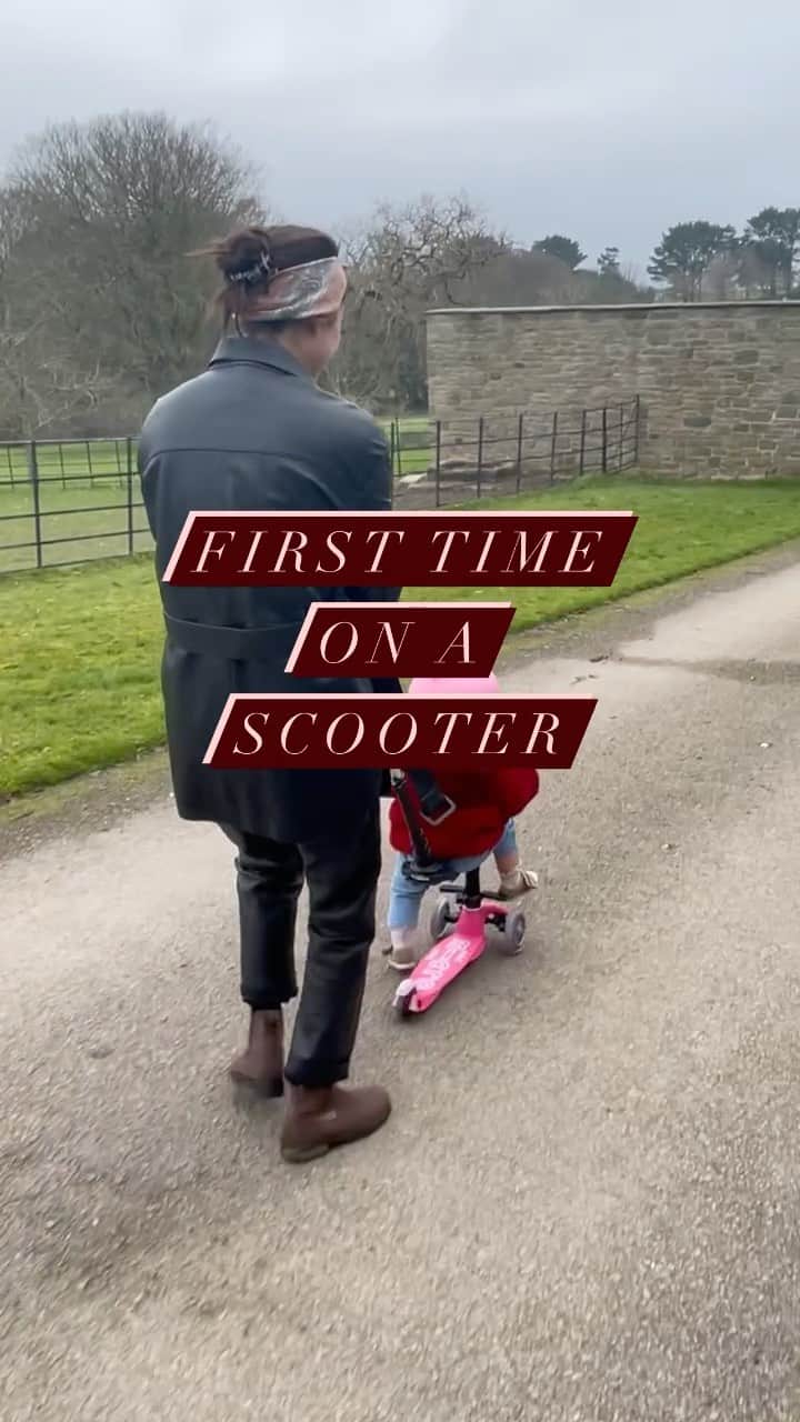 ペオニー・リムのインスタグラム：「First time on her micro scooter! This is what we gave her for Christmas. Today she sat on it properly and really enjoyed it for the first time. It’s was just as exciting for us as for her! She kept saying “Weee!”. I personalised her helmet with these little fluffy ears. We call it her mouse hat. I know a lot of people struggle to get their kids to wear helmets. We found it helped to put the ears on and show her in the mirror. We were very enthusiastic and told her the name of the helmet (mouse hat) and praised her a lot. She now seems upset to take it off! #mummalim」