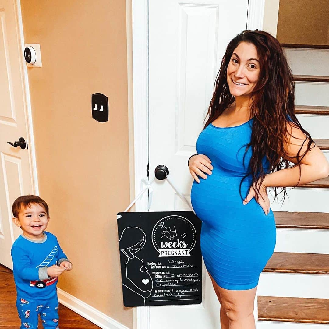 のインスタグラム：「24 weeks 💙 Cameron has been super active lately and I can finally see him kicking now!! This is the part of pregnancy I love the most 🥰 Mommy is craving lots of sweets and I def feel bigger this time around.. Daddy is being the best and being super helpful around the house and as you can tell CJ is super excited for his little brother to get here ! About 3 more months to go! #boymom」