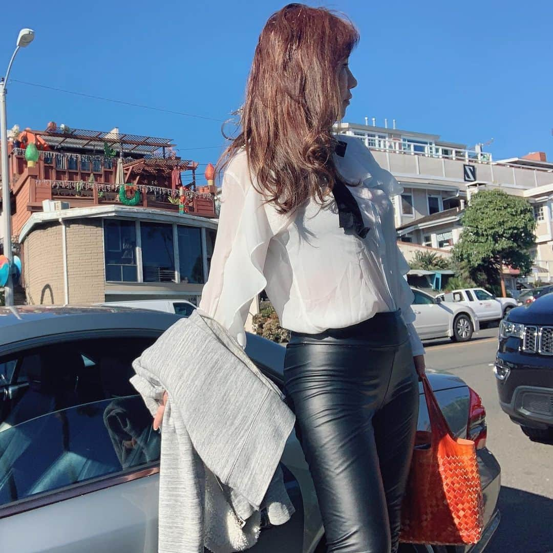 黒田美耶子のインスタグラム：「Waiting for you 🎈  #bottegavenetabag #bottegaveneta #losangeles #lovelosangeles #fashiongram #inatagashion #waiting #cbdオイル #cbdbeauty #lovecalifornia」