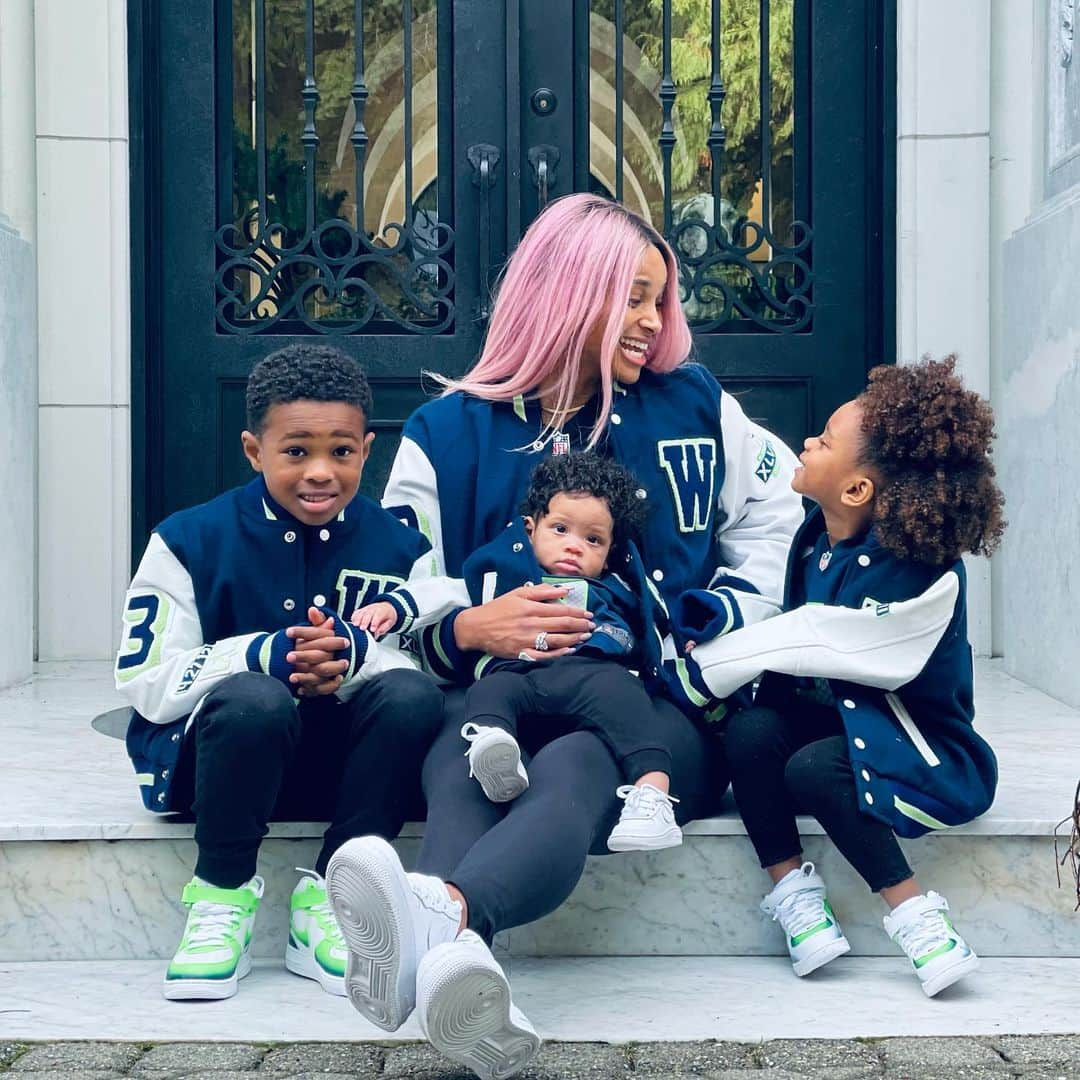 シアラさんのインスタグラム写真 - (シアラInstagram)「We’re so proud of you @DangeRussWilson! Wish we could be at the stadium cheering you on today! Go Baby! Go Daddy! #GoHawks #3  #Playoffs @Seahawks 💚💙」1月10日 6時20分 - ciara