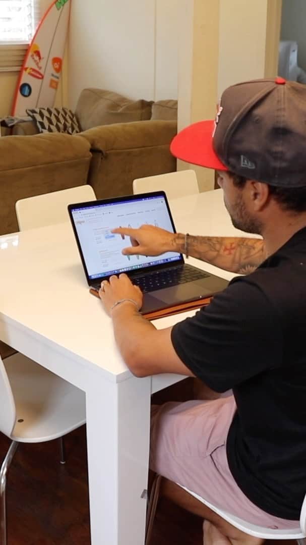 のインスタグラム：「Sabia que agora você pode ter acesso aos melhores modelos e marcas de pranchas de surf pra alugar? Eu já tenho meu quiver, agora você pode ter o seu na Dropar! Dá o play no vídeo e confere como é fácil garantir sua prancha mágica! Tem até a minha prancha para alugar 🤙 🤗 Sigam 👉 @droparsurfclub Acesse: www.dropar.com.br #DroparSurfClub e #pranchacompartilhada」