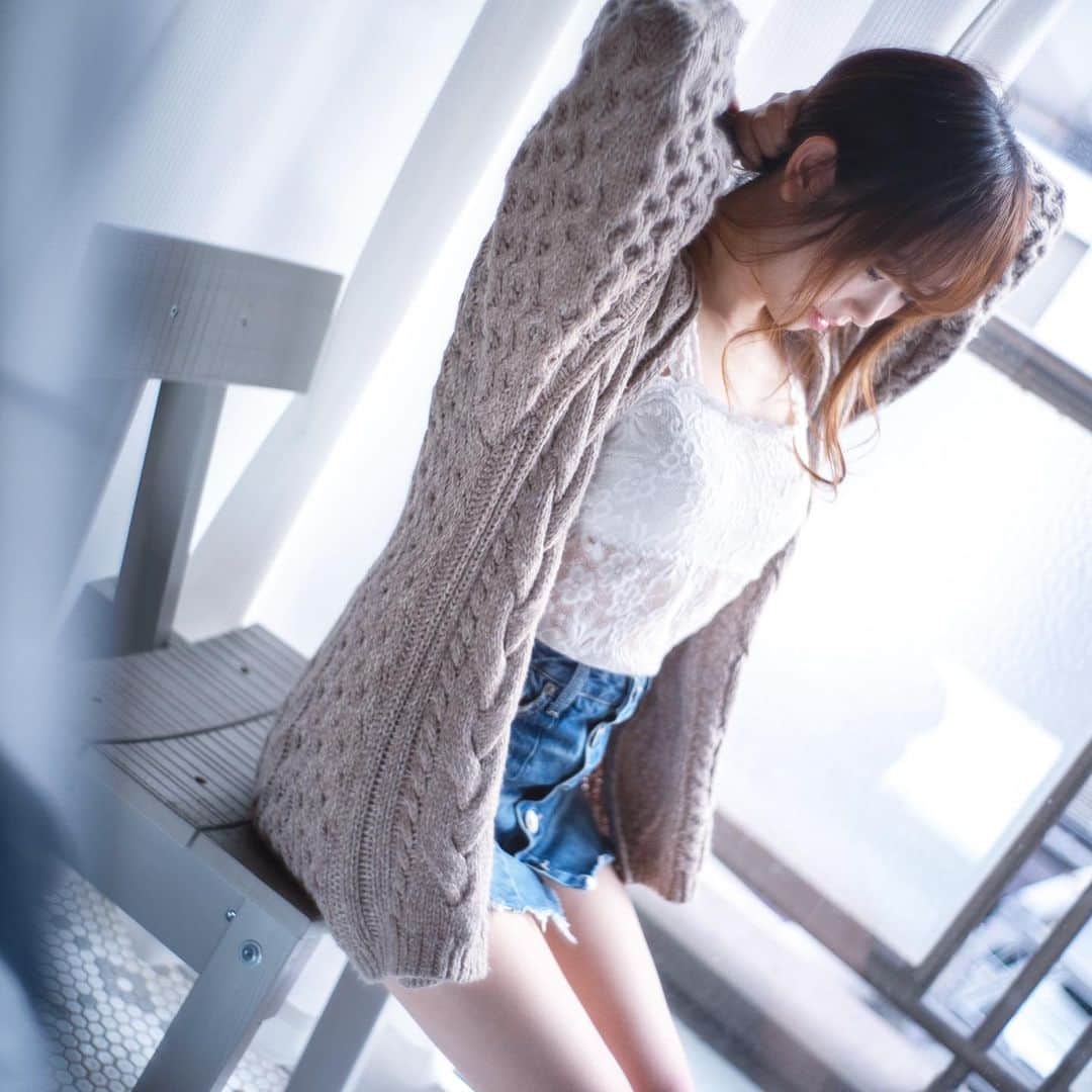 のインスタグラム：「. おはようございます🐓☀💓  今日はちゃんとLINELIVE顔出し配信します🥺🙏🏻  📸撮影者: @denizmavi51   #撮影モデル #ヘアセット  #被写体モデル #サロンモデル希望 #サロンモデル #サロンモデル募集中 #関東サロンモデル #関東サロモ #サロモ #撮影モデル #撮影依頼募集中  #model #お洒落さんと繋がりたい #followｍe #instagood #fashion #カメラ好きな人と繋がりたい #ポートレート撮影 #メイク好きな人と繋がりたい #一重 #ポートレート #ポートレート撮影 #ポートレート好きな人と繋がりたい #脚スタグラム」