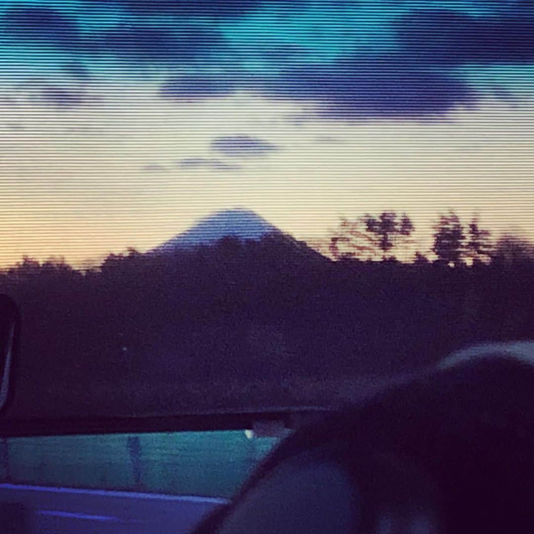 ティ・カトウさんのインスタグラム写真 - (ティ・カトウInstagram)「ティの山梨見聞録　その68 「バスから見える朝焼け富士山」  今朝も寒いです。けれど寒いと富士山がはっきり見えて嬉しいね。  #ティの山梨見聞録 #朝焼け富士山」1月10日 6時43分 - tea_kato
