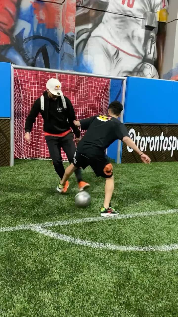 ショーン・ガルニエのインスタグラム：「New crime in Dubaï tonight ! 🤣 With @433 🔥 🔸 @masoudsulaiman #Football #Dubai #Skills @torontosportacademy」