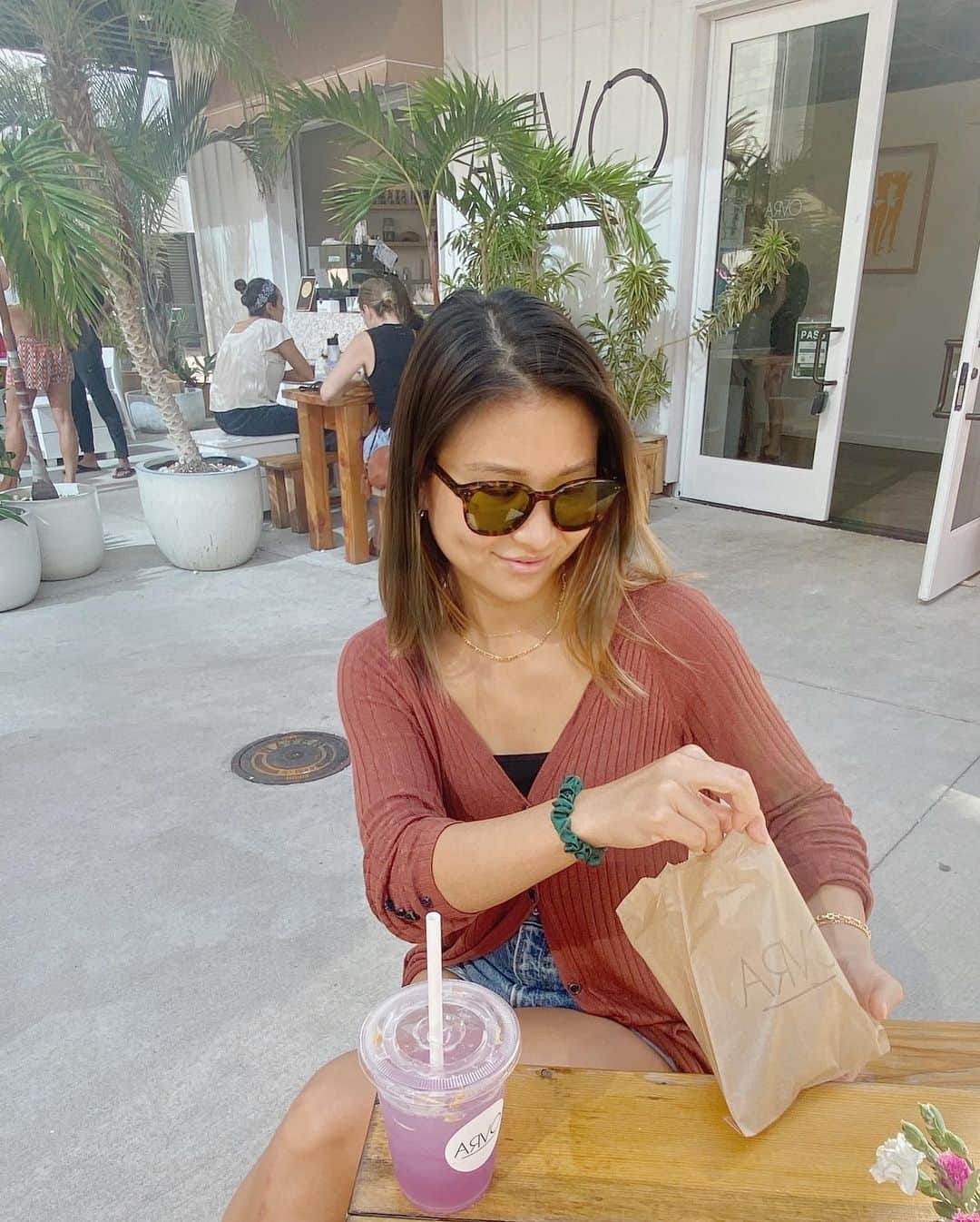エビアン・クーのインスタグラム：「Good morning 🌞 starting my morning with lavender lemonade and ube mochi cake. I feel like Mochi cakes are from Hawaii. I usually don’t eat breakfast, but coming here just makes me want to eat everything!  -ラベンダーレモネード -紫芋の餅ケーキ 久々にArvoに来たよ〜 朝ごはんあまり食べない派だけど ワードくるとなんか食欲湧くんだよね 人が食べるのを見ると食べたくなる👀  金曜日アロハフライデー 週末は仕事なし、休みうれし 最近体調崩しちゃって 今週はゆっくりするかな」