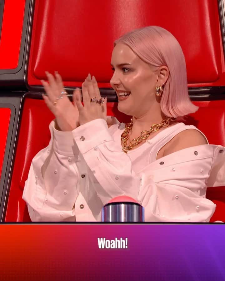 オリー・マーズのインスタグラム：「Bloody love @annemarie 🤣👂🏻👈🏻」