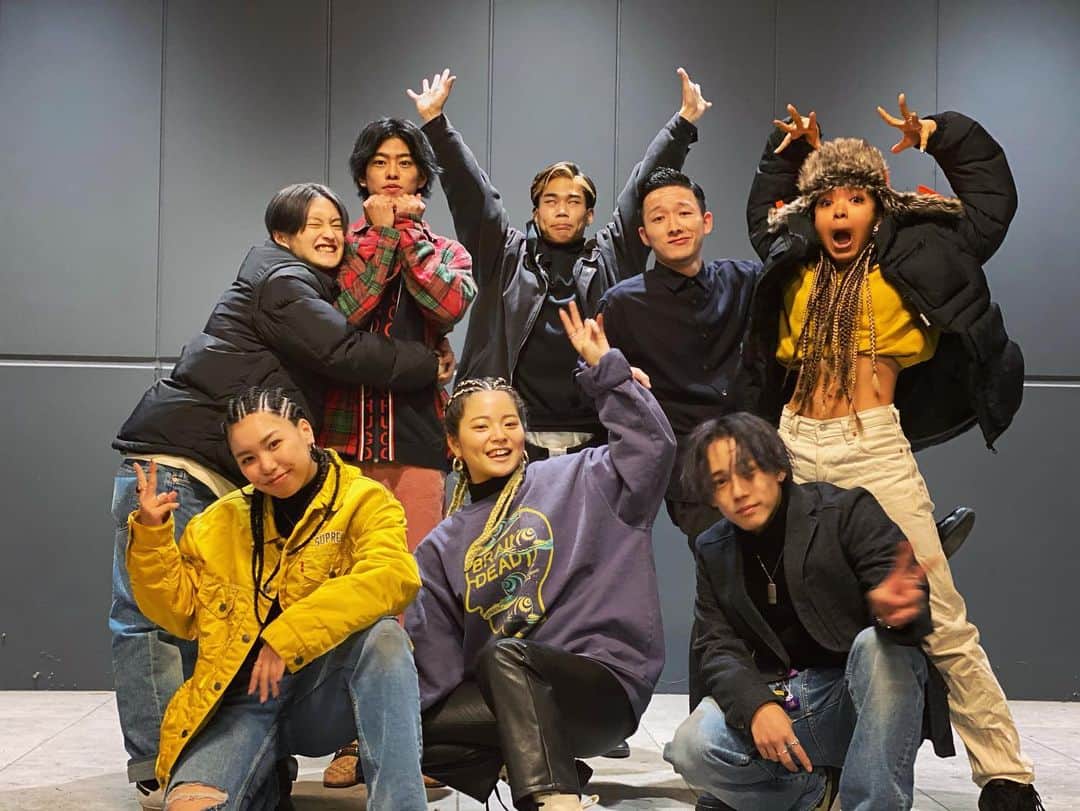 FISHBOYのインスタグラム：「. いよいよ本日、世界初、ダンスのプロリーグ"D.LEAGUE"が開幕します。 . 昨年は自分の時間の大半をこのチームの為に捧げましたし、メンバーもそれ以上に向き合ってくれました。 . 本当に色んな事がありましたが、それを乗り越える度に人として、チームとしての成長は著しく、真に"強い"チームとなりました。 . 元々各ジャンルの精鋭達ですが、今回のパフォーマンスで"チーム"であることを証明できると思います。 . 僕たち"CyberAgent Legit"はトップバッターを務めます。どんなに頑張っても、見てもらわなければゼロ。 . 18時からなので、公式アプリで是非ご覧ください！！！遅れないで！アラームかけといて！僕のプロフィールのURLからダウンロードできます。 . ※オーディエンス票がジャッジの重要な部分を占めているのですが、それは有料会員でないとできないみたいです。1ヶ月無料みたいなので、もし良ければご協力お願いします！ 登録方法はストーリーに載っけておきました。 もちろん、パフォーマンスを見てから判断してくださいね！ . @cyberagentlegit」