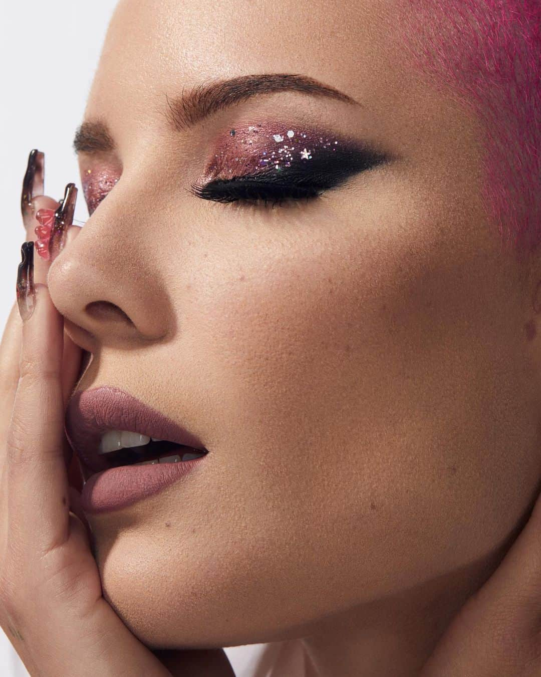 ipsyさんのインスタグラム写真 - (ipsyInstagram)「3D nail art, smoky eye with a pop of glitter, hot pink hair—@iamhalsey’s style is 1000% inspo! Leave a 💖 if you’re stoked about @aboutfacebeauty coming to Glam Bag x Patrick Ta. #IPSYGlamBagX  #makeupsubscription #makeupaddict #ipsymakeup #beautyobsessed #beautycommunity #beautybox #subscriptionbox #beauty #cosmetics #inspo #beautytips #beautyhacks #ipsyglambag #halsey #iamhalsey」1月10日 7時15分 - ipsy