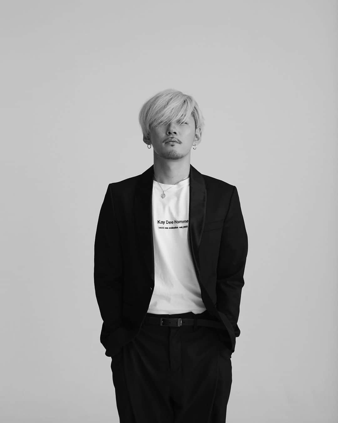 草川瞬のインスタグラム：「新成人の皆さん﻿ ﻿ 本日はおめでとう御座います。﻿ ﻿ しかしこのコロナ禍の中、成人式が軒並み中止や延期とNewsで目にしました。﻿ 楽しみにさせていた方も沢山いらっしゃる事と思いますし、悔しい想いに駆られてらっしゃる方もいると思います。﻿ ﻿ 折角の記念式をこんな目に見えないウイルスに邪魔をされ、成人式をとうの昔に迎えきった自分までも胸が痛く、コロナが憎いです。﻿ ﻿ でもきっと﻿ ﻿ この出来事は皆さんが年齢を重ねて、また新たな節目の時や、同窓会や、はたまた結婚してお子さんが出来た時に、今までとは自分達で変わってしまったんだ！と誰しも経験の出来なかった事として語り継いでいくことが出来るでしょう。﻿ 大人になり、そんな悔しかった出来事を笑って話せるような時がきっと来るでしょう。﻿ ﻿ 今は耐える時かもしれません。﻿ この耐えないといけない時にまた自分自身に力をつけ明るい未来を切り開いていって欲しいと思います。﻿ ﻿ ネガティブな雰囲気が漂う世界をポジティブに変えていけるのはきっと皆さんです。﻿ 大人の世界も悪くありません。﻿ 責任を負うことや、リスクを背負うこと﻿ それがきっと力になり今までの自由と感じていたことより、可能性が見えてきたりすることでしょう。﻿ ﻿ 僕も新成人の皆さんに、負けないように日々生きていきたいと思います。﻿ ﻿ 笑って乾杯出来る日を願って」