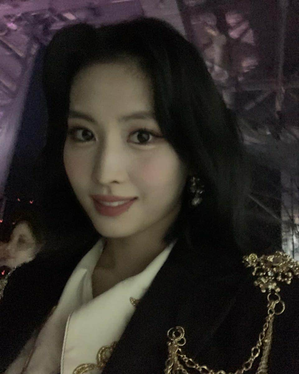 TWICEさんのインスタグラム写真 - (TWICEInstagram)「원스트와이스2021년 첫 상 받았어용 🦕🦖💜 고마워용🪅🪅」1月10日 18時13分 - twicetagram