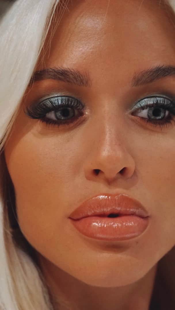 ロッティー・トムリンソンのインスタグラム：「@urbandecaycosmetics born to run palette on the eyes 💙」