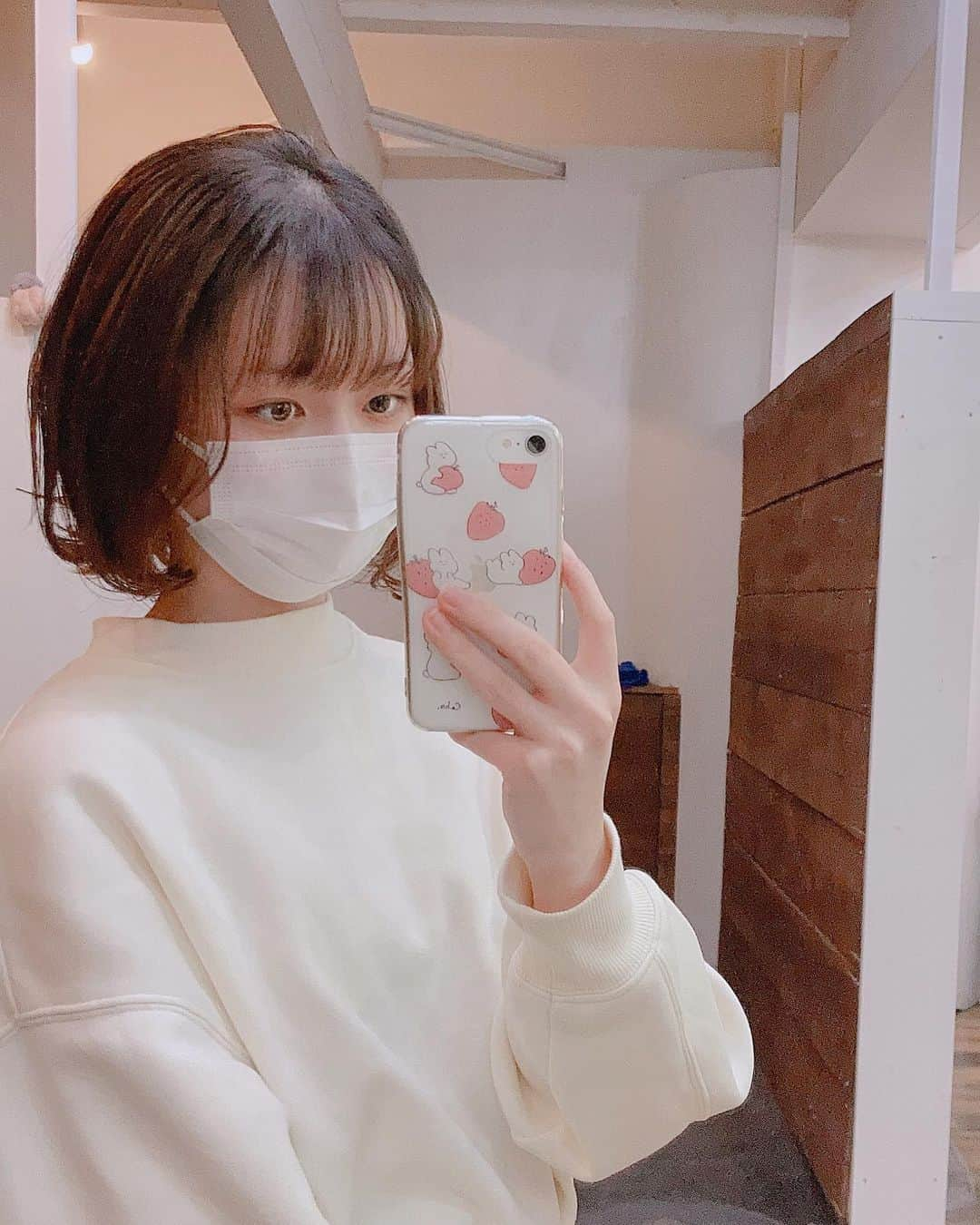 本田みくさんのインスタグラム写真 - (本田みくInstagram)「‎𓂃 𓈒𓏸✁     2021年はじめの 美容室行ってきました✨ 年末年始切りたくなってうずうずしてました😂   この長さはショートボブかな？ この長さお気に入りです🙌     あとここの鏡すっごく足長く見えて テンション上がった😂165くらいに見えない？？笑     3枚目のおしゃれ可愛い空間に 突如あらわれる怠け者ちゃんたち かわいかった🦥 (よく見ると2枚目にもいるよ🌟)     みなさんはもう年納め美容室か 年始美容室は行きましたか？ コメント待ってます🥰      ‎𓂃 𓈒𓏸✁       #hairstyle #ボブ #sapporo #インナーカラーボブ #innercolor  #gu  #guコーデ #Hokkaido #ショートボブ #ショート女子 #ショートヘア #低身長コーデ」1月10日 16時42分 - hondamiku